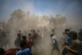 1 minuto faIl cibo entrato a Gaza è troppo pocoL'ONU l'ha definito «una goccia nell'oceano» e Israele ha già ricominciato gli attacchi in alcune delle zone in cui domenica aveva permesso l'arrivo dei camion