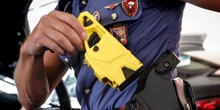 5 minuti faCome funzionano i taser in dotazione alle forze dell’ordineIn Italia ci sono dal 2022 e sono sottoposti a un regolamento preciso, ma il loro uso continua a essere contestato