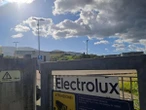 pochi secondi faDa dove viene la crisi di ElectroluxLa multinazionale di elettrodomestici ha annunciato che ridurrà di molto il personale in Italia, a causa di difficoltà non solo italiane
