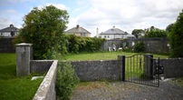 pochi secondi faCi sono centinaia di bambini sepolti in questa fossa comune in IrlandaÈ sul luogo di una vecchia casa per ragazze madri gestita dalle suore, e ora sono iniziati gli scavi per recuperare i corpi