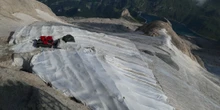 4 minuti faI teli che coprono il ghiacciaio della Marmolada non lo salverannoServono più che altro a proteggere le piste da sci, e intanto diffondono microplastiche in alta montagna