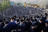 pochi secondi faLe foto di Gerusalemme pienissima di ebrei ultraortodossiIn centinaia di migliaia hanno manifestato contro una proposta di legge che potrebbe obbligarli alla leva militare