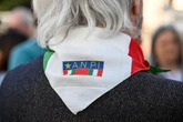 4 minuti faCosa sappiamo dell’uomo che ha sparato il 25 aprile a RomaEitan Bondì fa parte di una comunità ebraica, a casa sua sono state trovate diverse armi e alcune bandiere di Israele