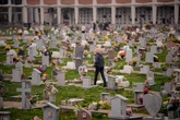 pochi secondi faLe cremazioni stanno mandando in crisi i cimiteri italianiChe però finora hanno trovato un solo modo per rispondere al problema: fare sempre più cremazioni
