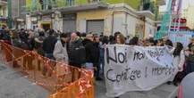 Molti sfollati di Bagnoli non sanno dove andareHanno lasciato casa dopo i terremoti ai Campi Flegrei, ma in mancanza di soluzioni più stabili è stata prorogata la loro sistemazione in albergo