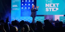 1 minuto faI nuovi e inaspettati sostenitori di Nigel FarageIl suo partito Reform UK sta riuscendo a raggiungere donne e persone giovani, con sforzi evidenti anche durante la sua recente convention a Birmingham