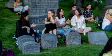 Andreste a fare un picnic in un cimitero?Soprattutto all'estero ce ne sono in cui si va per correre, leggere o sentire concerti, e si è sviluppato un turismo dedicato