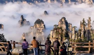 In Cina le “montagne di Avatar” hanno grotte piene di rifiutiDa almeno 15 anni nel visitatissimo parco di Zhangjiajie viene scaricato ogni genere di scarto, anche letame di maiali