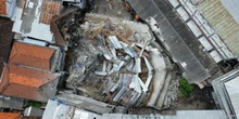 pochi secondi faI soccorsi per il crollo della scuola in Indonesia sono ancora in corsoPer soccorrere eventuali sopravvissuti sono stati scavati tunnel sotterranei, e le operazioni sono state complicate da un terremoto