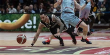 2 minuti faI campi da basket sono un argomento scivolosoTutta colpa degli adesivi in campo: ma non sono un problema così grande e le alternative non sembrano migliori