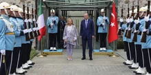 2 minuti faGli ultimi viaggi di Giorgia Meloni sono stati stranamente riservatiÈ andata in Tunisia e in Turchia dicendo ben poco alla stampa e con una gran fretta: c'entrano il caos in Libia e l'affanno del governo sui migranti