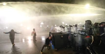 pochi secondi faA Tbilisi, in Georgia, ci sono stati scontri tra la polizia e alcuni manifestanti che cercavano di assaltare il palazzo presidenziale