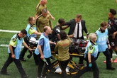 2 minuti faIl primo, brutto infortunio ai Mondiali di calcioIl centrocampista canadese Ismaël Koné si è fratturato la tibia e il perone durante la partita contro il Qatar