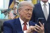 pochi secondi faMa è così facile telefonare a Trump?Lui risponde senza problemi ai giornalisti che lo beccano nel momento giusto, prima però bisogna ottenere il numero, e i modi per farlo sono molti
