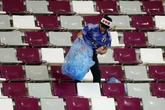 1 minuto faLe donne giapponesi vorrebbero che gli uomini pulissero anche a casa, non solo ai MondialiI tifosi che raccolgono l'immondizia negli stadi sono stati accusati di ipocrisia, visto che in Giappone le faccende domestiche sono ancora un onere femminile