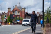 3 minuti faLa strada da Manchester a Downing StreetProva a percorrerla Andy Burnham, che da sindaco vuole diventare primo ministro scalzando Keir Starmer, anche se non hanno idee poi così diverse