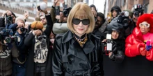 Anna Wintour non sarà più la direttrice di Vogue AmericaCioè della rivista di moda che guidava dal 1988: rimarrà però a capo di nove edizioni internazionali della testata, compresa quella statunitense