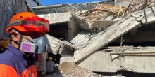 1 minuto faIn Indonesia ci sono ancora 91 dispersi a causa del crollo di una scuola, in cui sono morte almeno tre persone