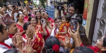 2 minuti faIn Nepal una bambina di due anni è stata scelta come nuova dea viventeLa Kumari è venerata da buddisti e induisti, ma solo fino alla pubertà: è una tradizione molto criticata