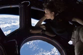 4 minuti faCosa si prova a osservare il mondo da lassùChi ha viaggiato nello Spazio racconta una sensazione mai provata prima: è studiata da tempo e detta “effetto veduta d’insieme”