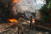 pochi secondi faAlmeno 21 persone sono morte a causa di un incendio in un hotel a Delhi, in India