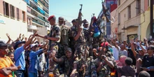 5 minuti faIn Madagascar una parte dell’esercito si è unita ai manifestantiL'unità militare si chiama CAPSAT ma non è chiaro che intenzioni abbia: e non si sa neppure dove sia il presidente Rajoelina