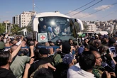 pochi secondi faLa liberazione degli ostaggi israeliani e dei prigionieri palestinesi, in ordineSta avvenendo secondo le regole decise dall'accordo sul cessate il fuoco: i primi sono già tutti liberi e in Israele, per i secondi serve ancora tempo