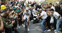 1 minuto faCos’altro può fare Tadej PogacarRivincere e stravincere la maggior parte delle corse ciclistiche a cui partecipa, ma soprattutto vincere le due “monumento” che gli mancano