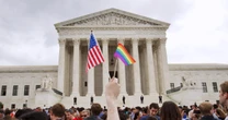 5 minuti faLa Corte Suprema statunitense ha respinto la richiesta di annullare la sentenza del 2015 che legalizzò i matrimoni omosessuali