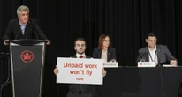 1 minuto faLa compagnia aerea Air Canada ha sospeso tutte le operazioni per uno sciopero degli assistenti di volo