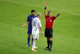 21 ore faL’invenzione del cartellino rossoAi Mondiali di calcio c’è dal 1970, per merito di un inglese e per colpa di un argentino, ed è usato solo dal 1974: ma le espulsioni già esistevano