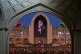 3 minuti faLa grande processione funebre per Ali Khamenei a TeheranPer il terzo giorno dei suoi funerali: attraverserà tutta la città per 12 ore e sarà un'occasione di propaganda politica per il regime