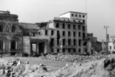 1 minuto faA Berlino si discute della demolizione di un bunker nazistaÈ abbandonato ma c'è chi vorrebbe preservarlo e aprirlo al pubblico, mentre l'amministrazione punta a costruirci sopra delle case