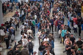 1 minuto faPiù di un milione di immigrati hanno fatto domanda di regolarizzazione in SpagnaSuperando di molto le previsioni del governo Socialista di Pedro Sánchez, uno dei pochi in Europa ad avere posizioni aperte sull'immigrazione