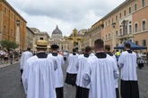 pochi secondi faChi sono i lefevrianiE in che senso si parla di uno “scisma” nella Chiesa, che in realtà è solo l'ultimo capitolo di una lunga serie di scontri con una delle fazioni cattoliche più tradizionaliste