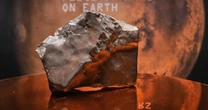 4 minuti faDi chi è questo pezzo di Marte?Caduto in Niger, passato per l’Italia e venduto a New York, è un caso esemplare delle molte zone grigie nel collezionismo di reperti extraterrestri