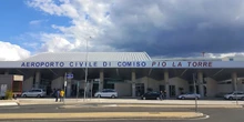 Storia di un aeroporto quasi sempre vuotoDa Comiso, in Sicilia, partono solo due voli a settimana e passano sempre meno passeggeri: forse una soluzione non c'è