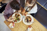 1 minuto faQuanto sono precise le app per contare le calorieSono molto usate in tutto il mondo e spesso basta fotografare un piatto per avere una stima, non sempre affidabile