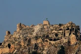 4 minuti faPerché il forte di Beaufort è un simbolo dell’occupazione israeliana in LibanoL'esercito lo controllò per 18 anni, dal 1982 al 2000, usandolo come avamposto e approfittando della sua posizione sopraelevata vicino al fiume Litani: ora ci è tornato
