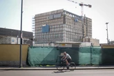 pochi secondi faLe indagini per caporalato nel cantiere del consolato statunitense a MilanoSecondo la procura l'azienda incaricata di costruirlo sfruttava centinaia di operai indiani, fatti lavorare fino a 12 ore al giorno