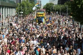 5 minuti faUna persona a bordo di un’auto ha investito la folla al Pride di BerlinoCi sono diversi feriti e la polizia sta cercando un responsabile; l'evento è stato annullato