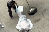 3 minuti faUn nuovo video sulla morte di Abderrahim FakirMostra una chiazza di sangue sotto alla sua testa quando era già morto, dopo essere stato immobilizzato dalla polizia a Bologna