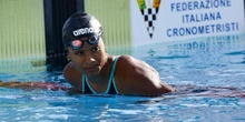 Chi è Sara Curtis, la nuotatrice italiana di cui si sta tanto parlandoA 18 anni ha battuto due record italiani in due giorni, uno dei quali era di Federica Pellegrini