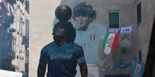 Alla fine il processo sulla morte di Maradona è stato annullatoPer via del documentario girato di nascosto da una dei tre giudici incaricati del caso, uno scandalo emerso pochi giorni fa