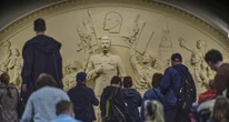 Nella metropolitana di Mosca è tornato StalinCon una statua a grandezza naturale, simbolo della riabilitazione che il regime di Putin sta facendo del dittatore sovietico