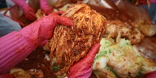 Il kimchi ci mancavaDei molti piatti asiatici apprezzati in Italia il cavolo fermentato coreano è l’ultimo arrivato, anche per via della preparazione e del sapore, difficilini