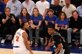 1 minuto faI posti a bordo campo alle partite dei Knicks sono pieni di facce noteTimothée Chalamet, Ben Stiller, Adam Sandler ma pure Taylor Swift e ovviamente Spike Lee sono andati a tifare New York