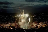 1 minuto faI momenti più spettacolari della cerimonia alla Sagrada FamiliaIl papa ha celebrato la messa all'interno della basilica, ma la parte più coinvolgente dell'inaugurazione della torre di Gesù è stata fuori
