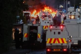 4 minuti faLa seconda notte di disordini a BelfastLe proteste anti-immigrazione sono partite da un accoltellamento per cui è stato arrestato un uomo sudanese e si sono espanse anche fuori dall'Irlanda del Nord
