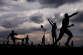 4 minuti faIl mondo è pieno di footballSono tanti, non solo quello americano e quello che noi chiamiamo calcio: hanno tutti un'origine comune e in uno l'Italia sta per giocare i Mondiali